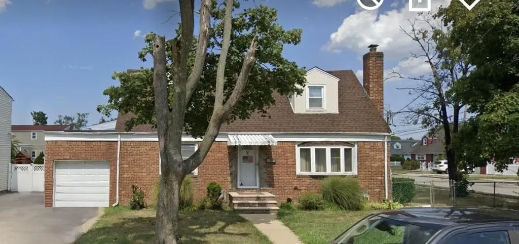 35 E Euclid Street Valley Stream NY 11580