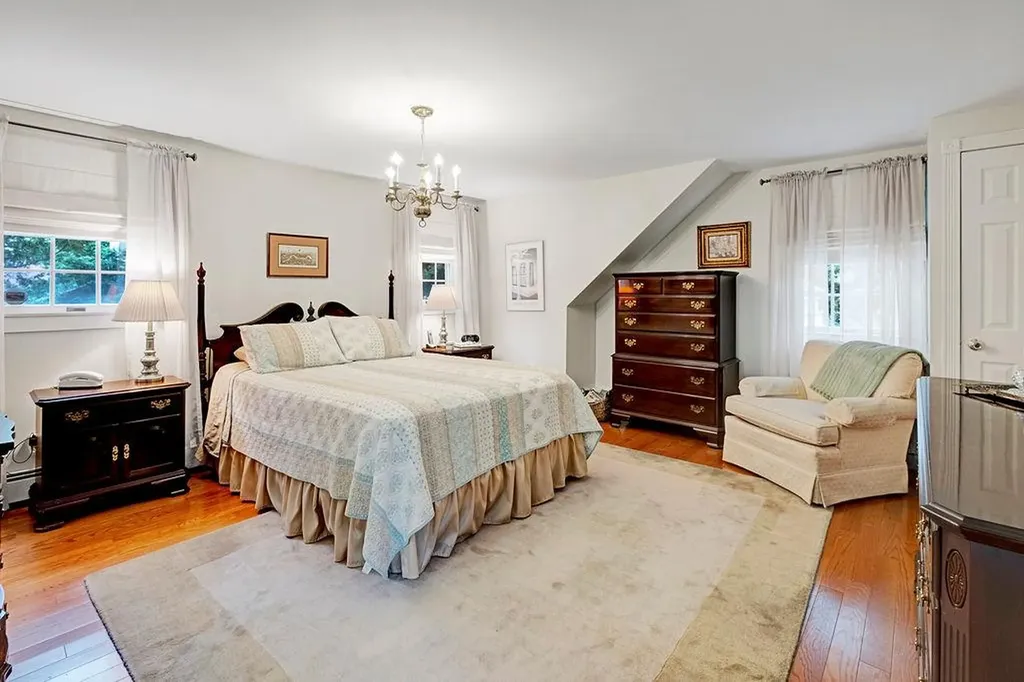 28 Rose Avenue Great Neck NY 11021