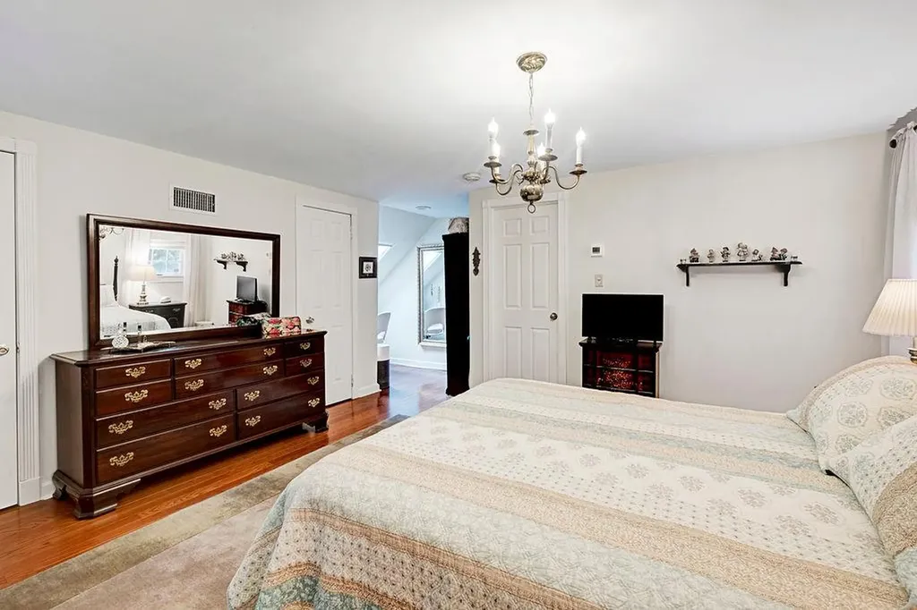 28 Rose Avenue Great Neck NY 11021