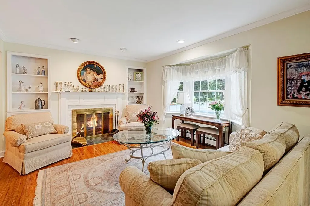 28 Rose Avenue Great Neck NY 11021