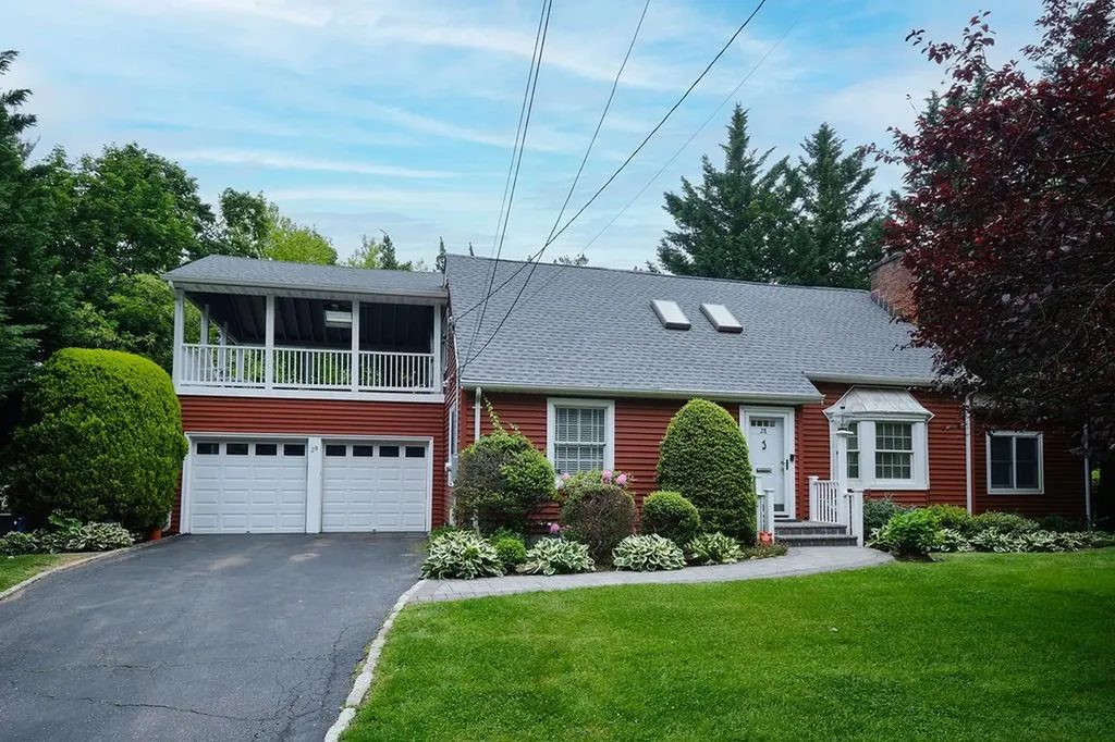 28 Rose Avenue Great Neck NY 11021