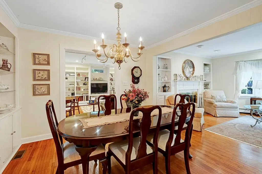 28 Rose Avenue Great Neck NY 11021