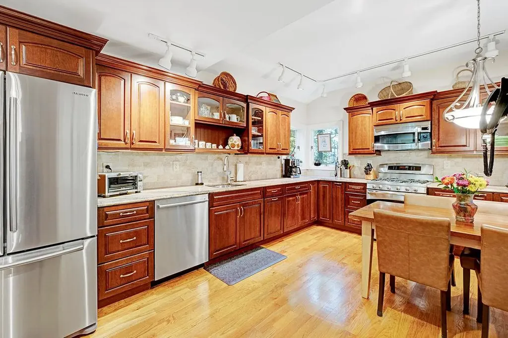 28 Rose Avenue Great Neck NY 11021