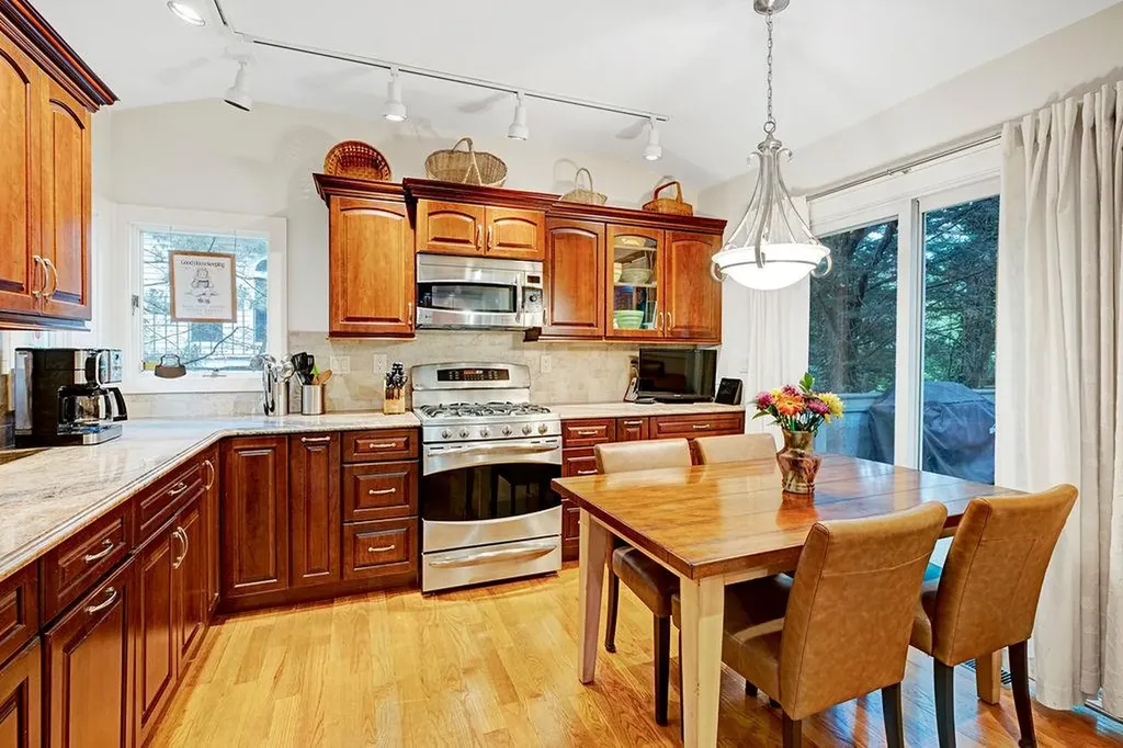 28 Rose Avenue Great Neck NY 11021