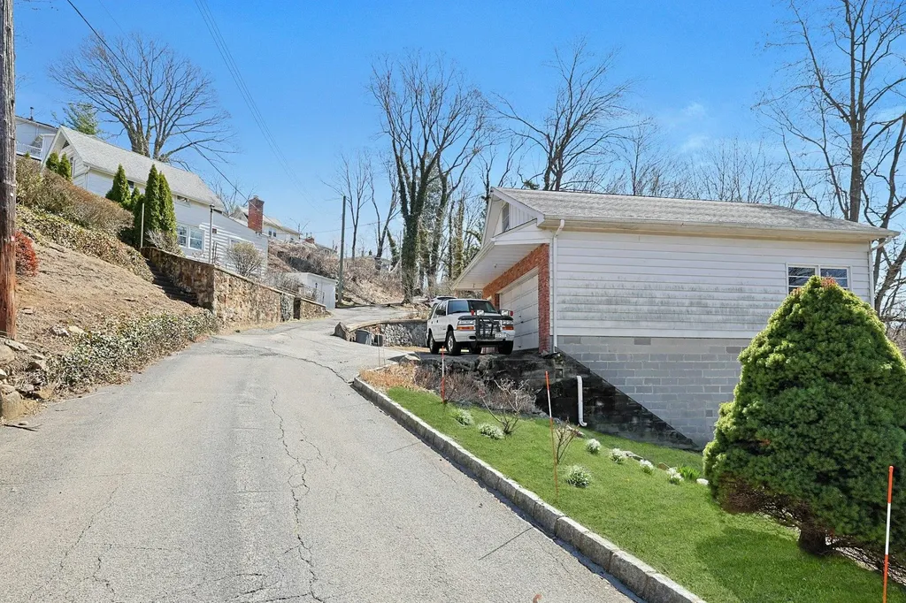 24 Burnsdale Avenue Valhalla NY 10595