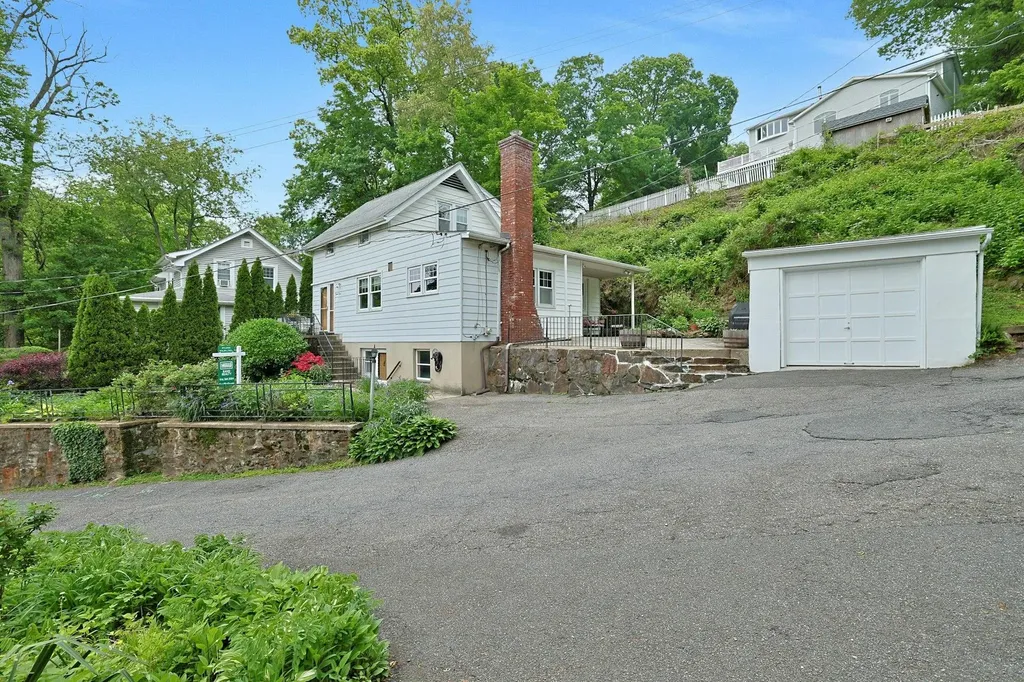 24 Burnsdale Avenue Valhalla NY 10595