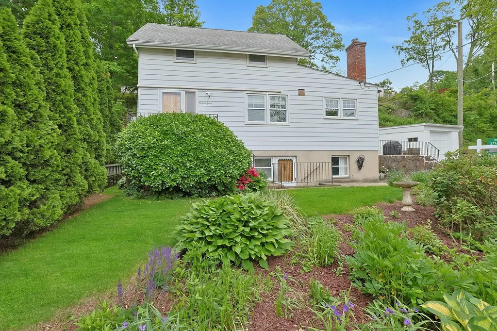 24 Burnsdale Avenue Valhalla NY 10595