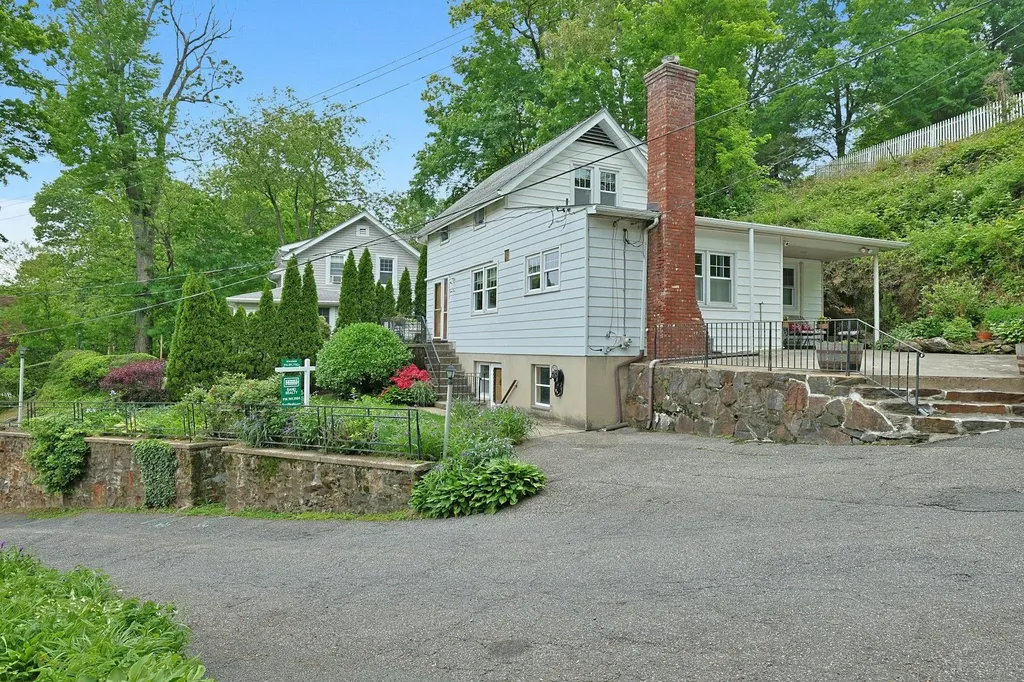 24 Burnsdale Avenue Valhalla NY 10595