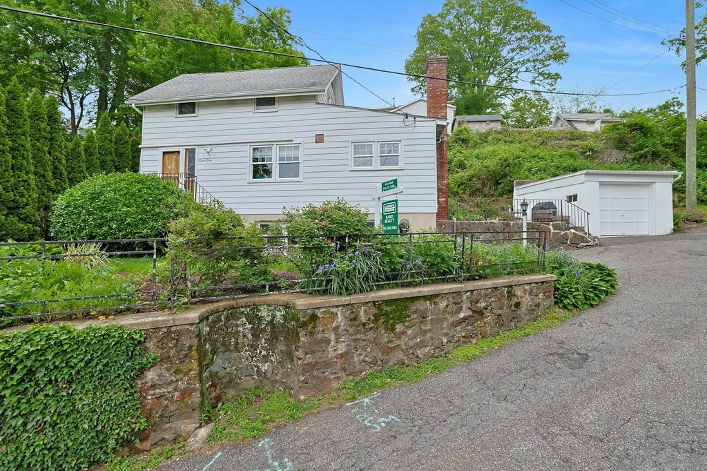 24 Burnsdale Avenue Valhalla NY 10595