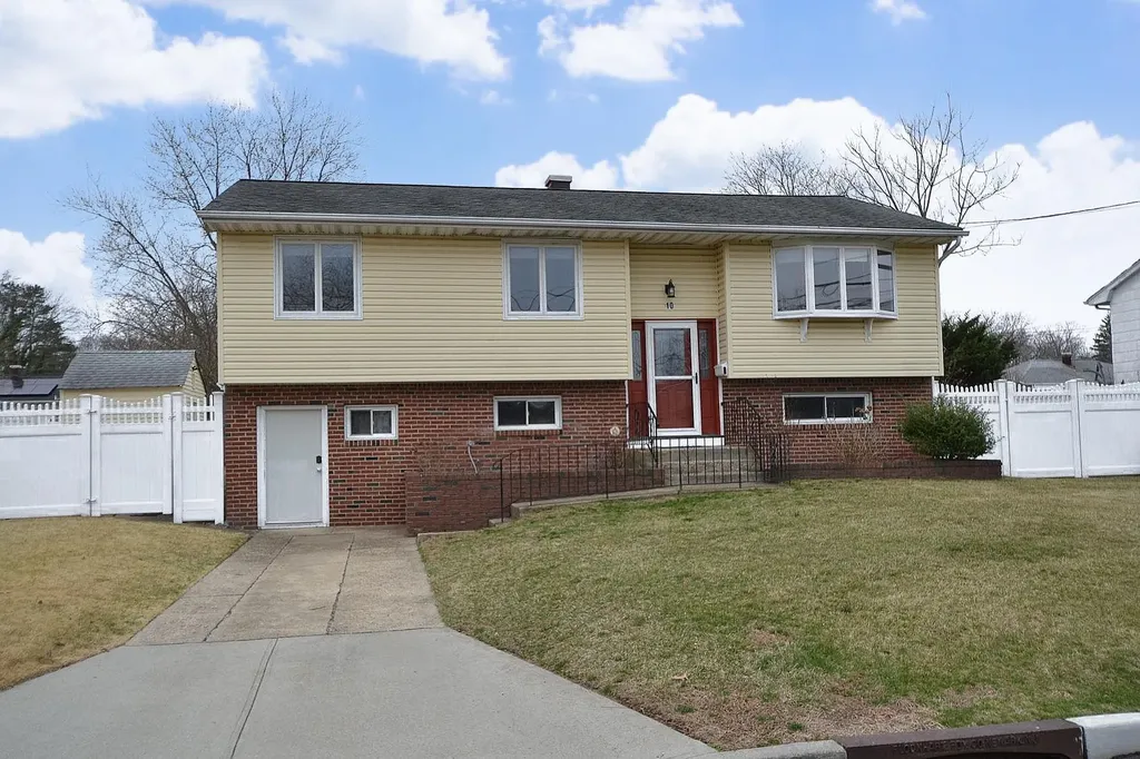 10 Bea Avenue Ronkonkoma NY 11779