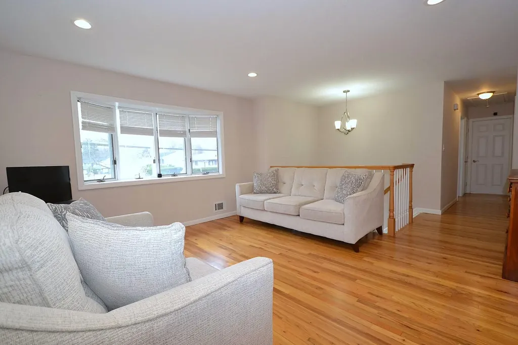 10 Bea Avenue Ronkonkoma NY 11779