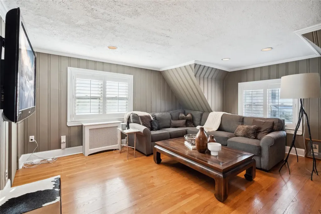 6 Darley Road Great Neck NY 11021