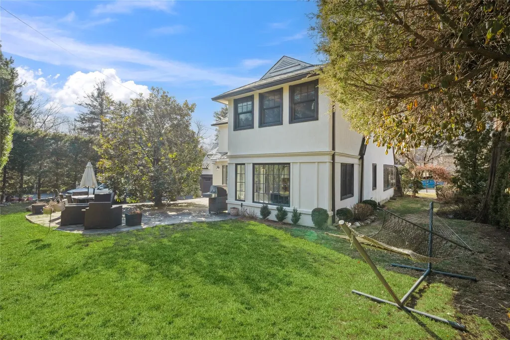 6 Darley Road Great Neck NY 11021