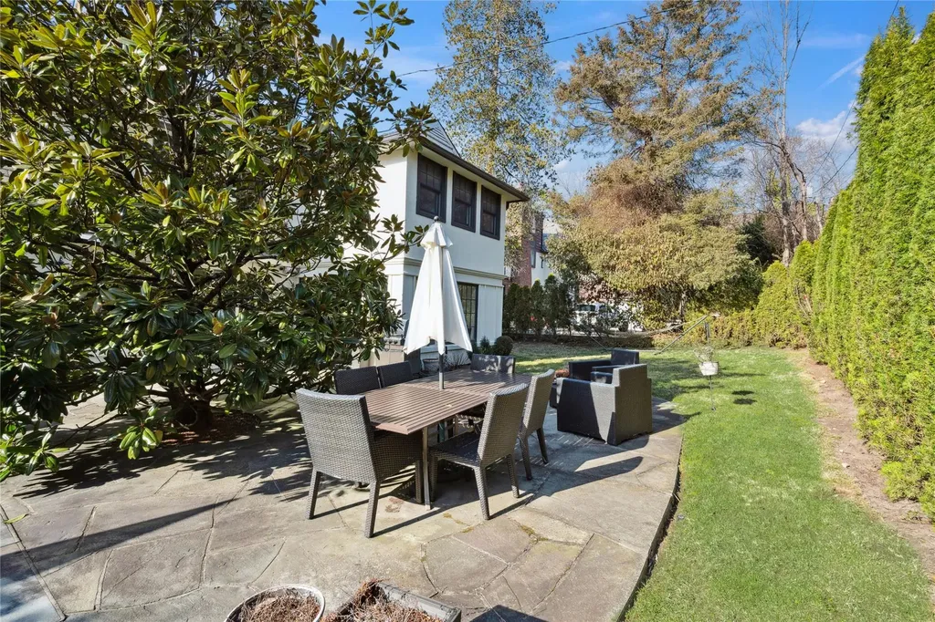 6 Darley Road Great Neck NY 11021