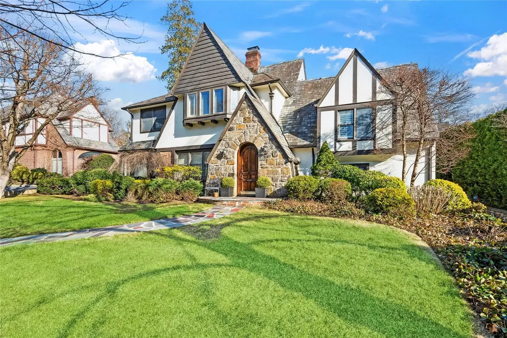 6 Darley Road Great Neck NY 11021