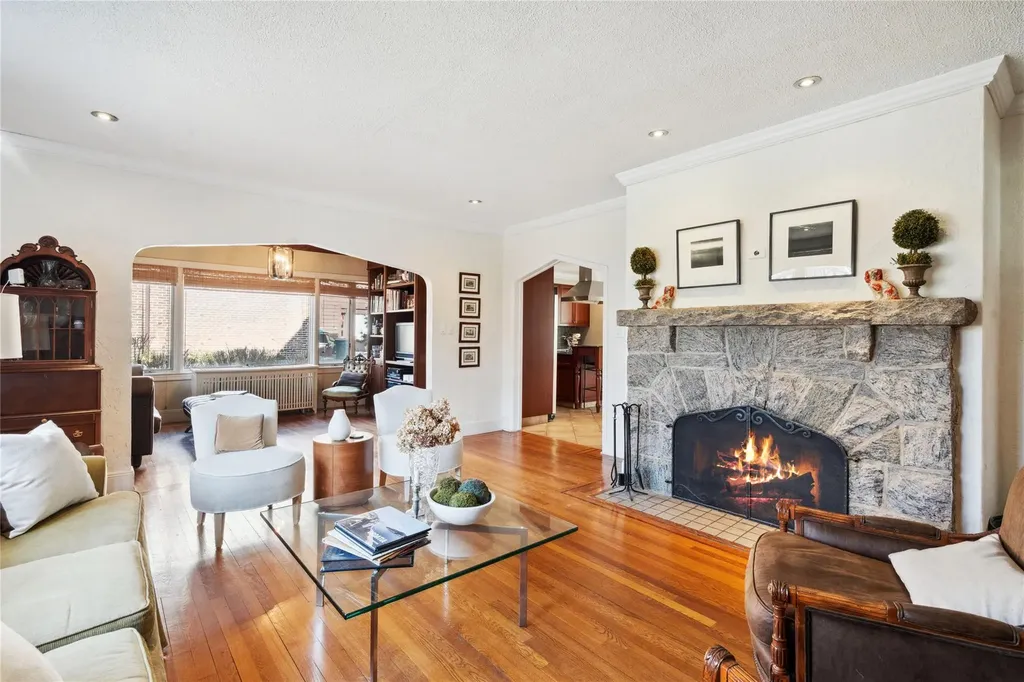 6 Darley Road Great Neck NY 11021