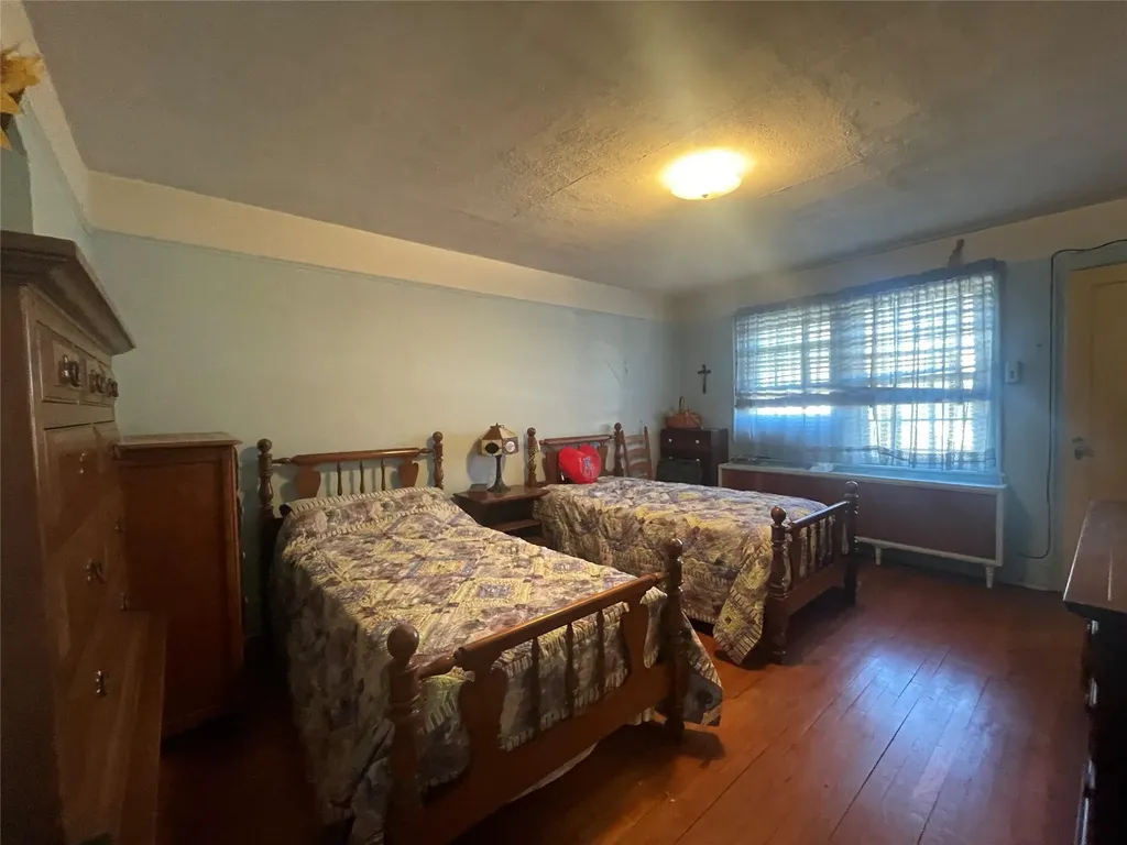 354 Bauer Place Mineola NY 11501
