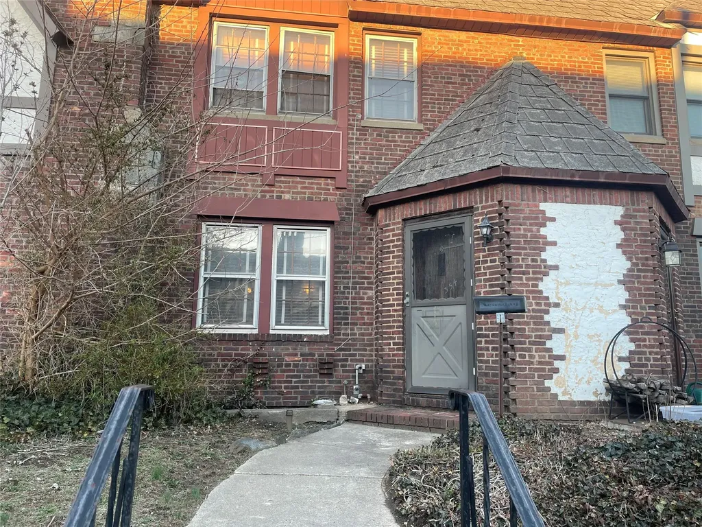 354 Bauer Place Mineola NY 11501