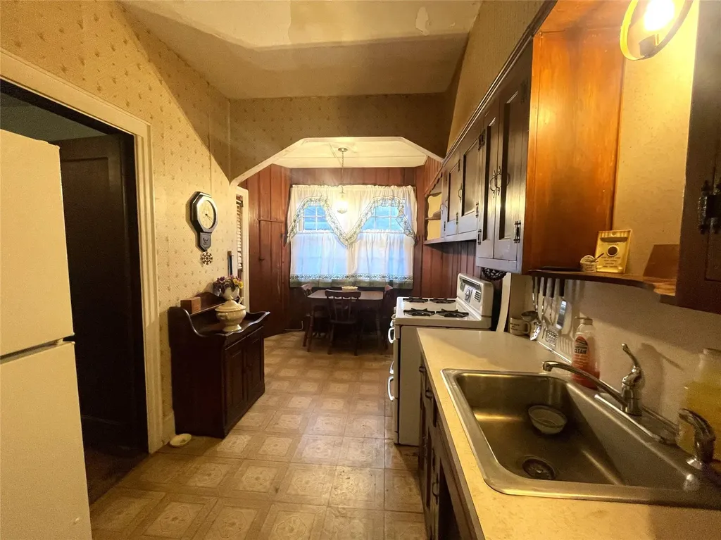 354 Bauer Place Mineola NY 11501