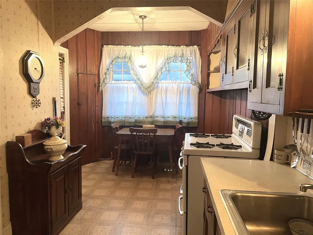 354 Bauer Place Mineola NY 11501