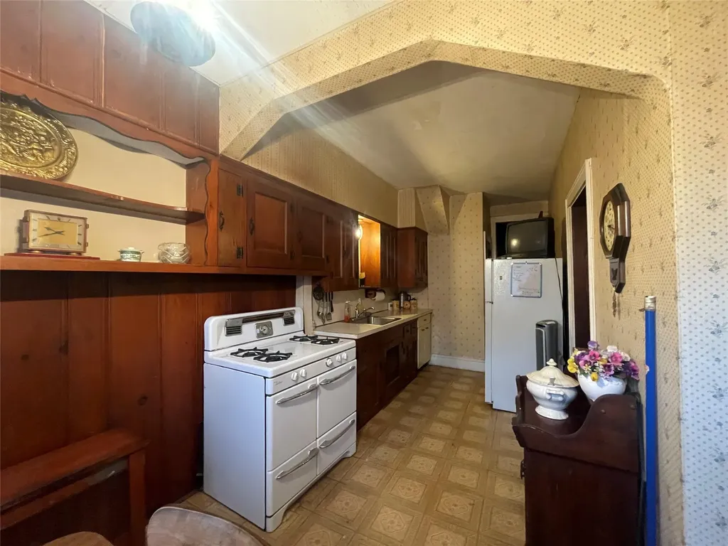 354 Bauer Place Mineola NY 11501