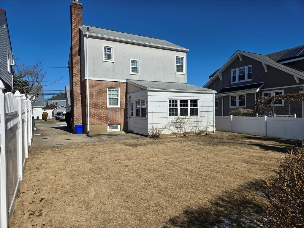 20 E Maujer Street Valley Stream NY 11580