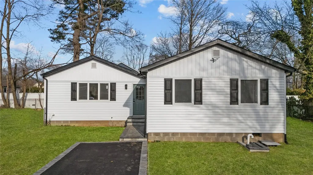 26 Peters Boulevard Central Islip NY 11722