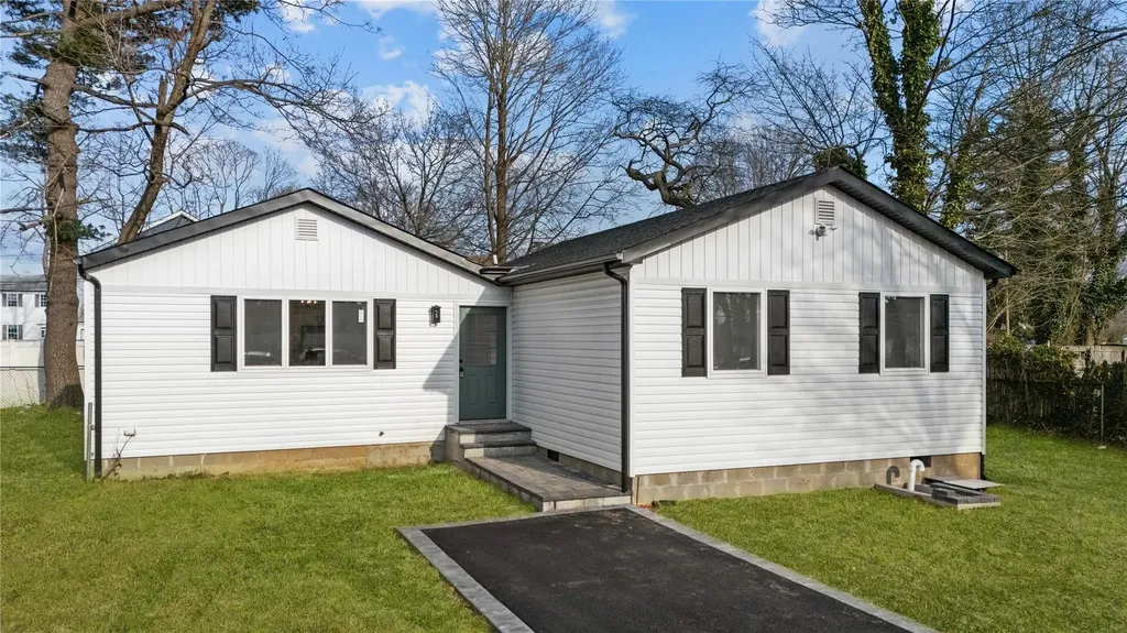 26 Peters Boulevard Central Islip NY 11722