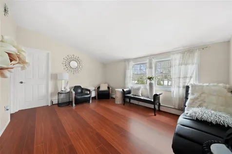 11 Faculty Lane Farmingville NY 11738