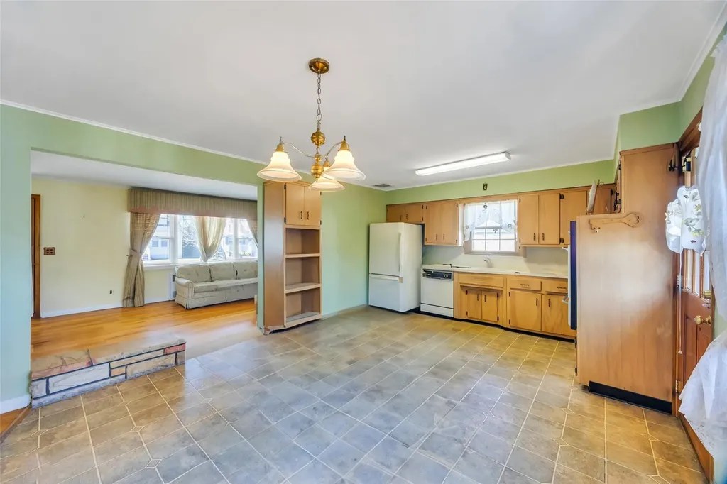 710 South Broadway Lindenhurst NY 11757