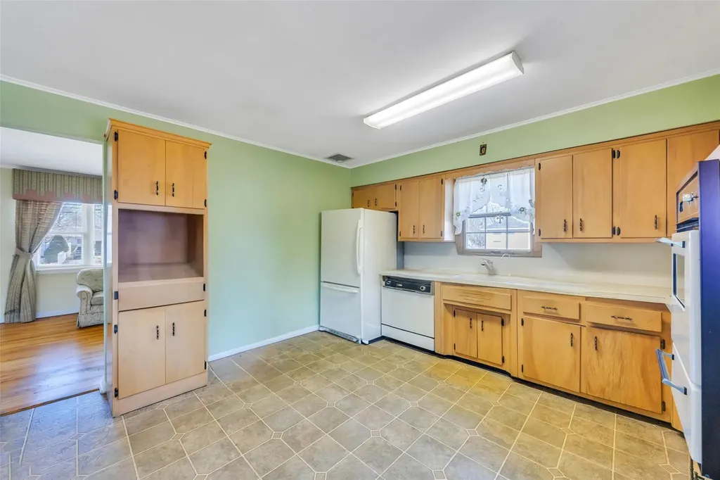 710 South Broadway Lindenhurst NY 11757