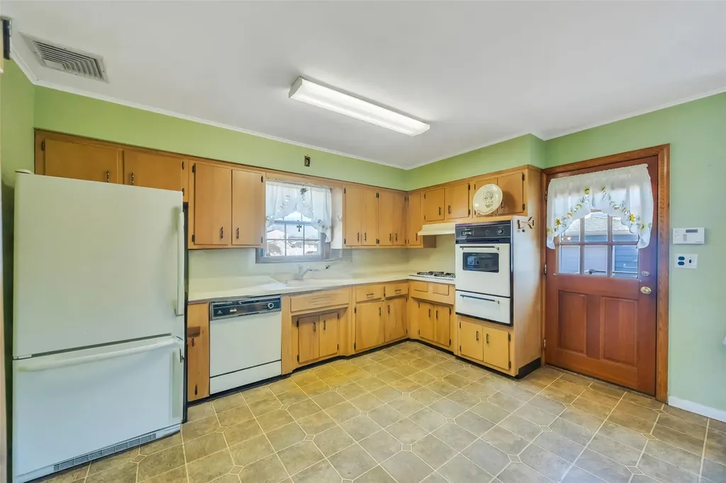 710 South Broadway Lindenhurst NY 11757