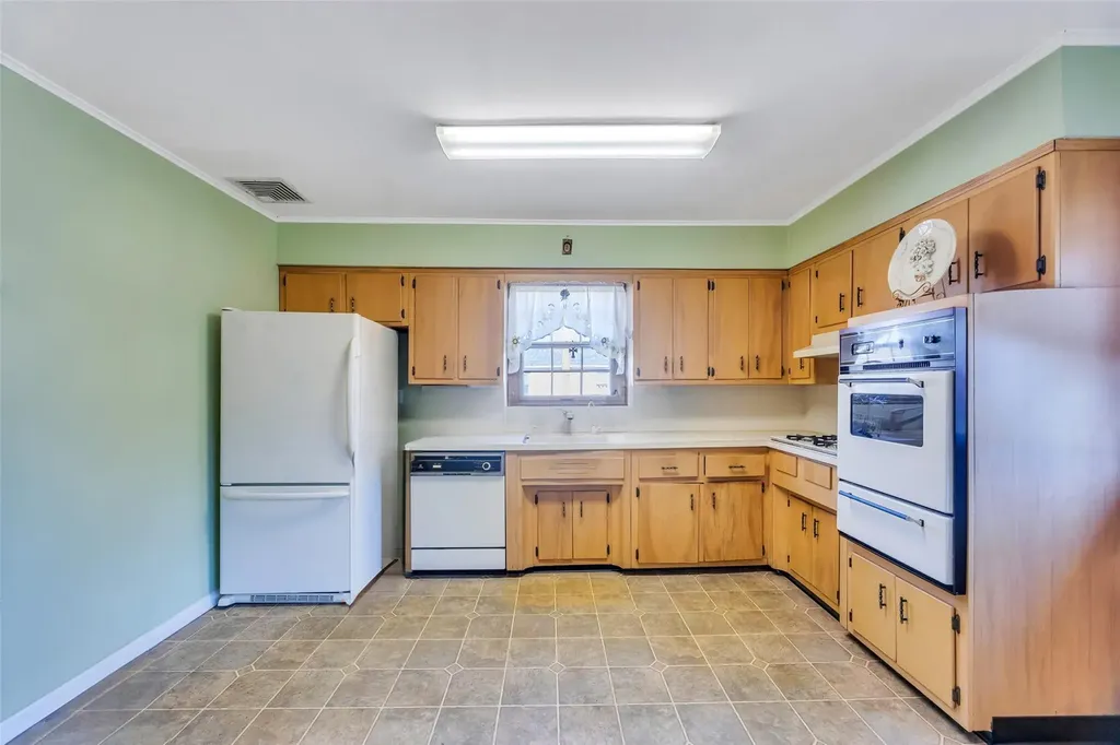 710 South Broadway Lindenhurst NY 11757