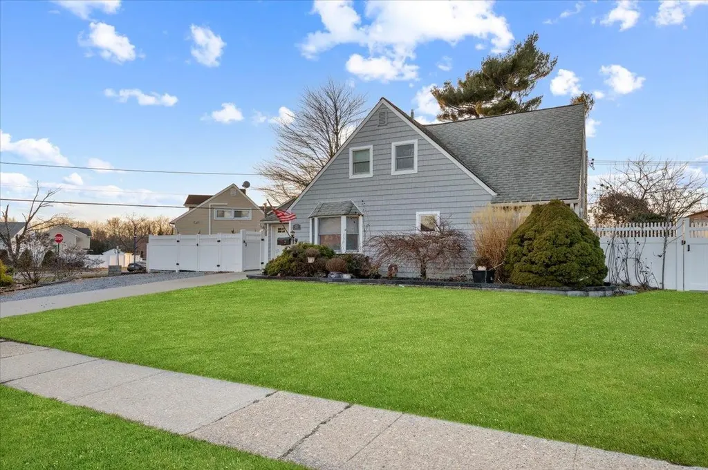 15 Elm Drive W Levittown NY 11756