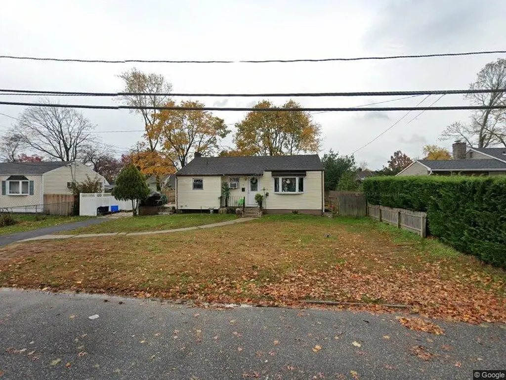 10 E Sycamore Street Central Islip NY 11722