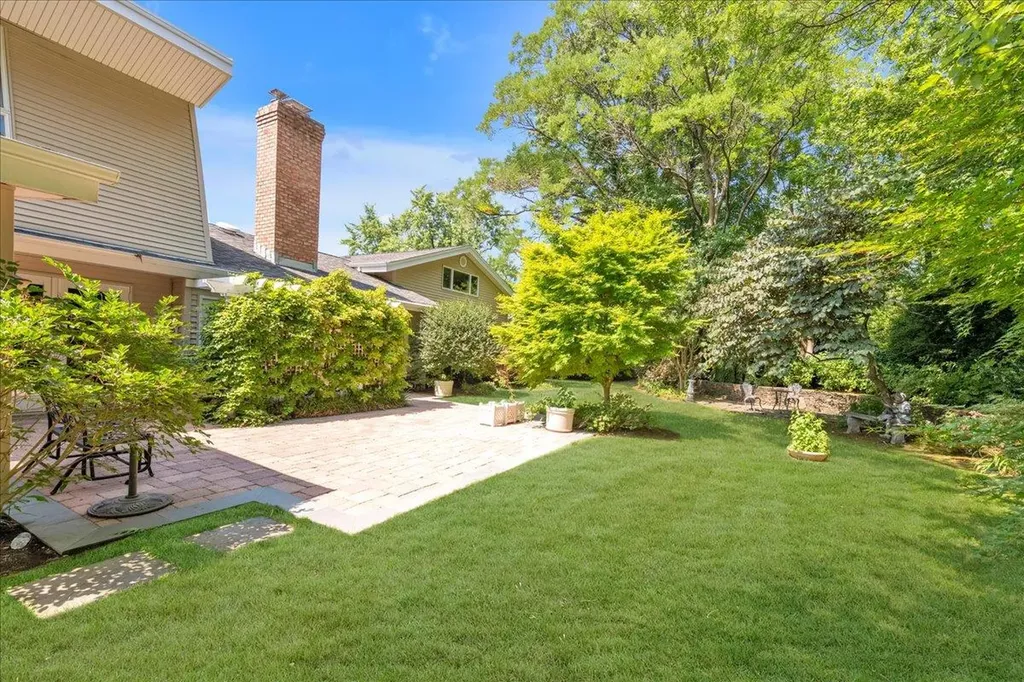 7 Fieldstone Lane Great Neck NY 11020
