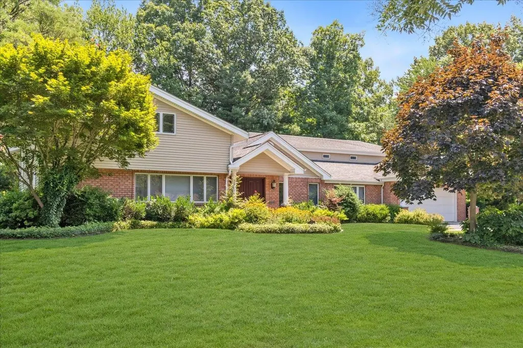 7 Fieldstone Lane Great Neck NY 11020