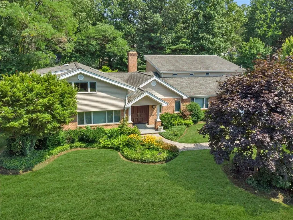 7 Fieldstone Lane Great Neck NY 11020