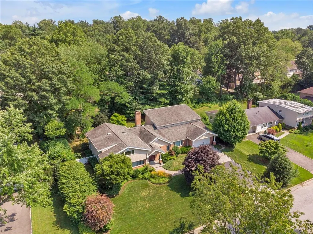 7 Fieldstone Lane Great Neck NY 11020