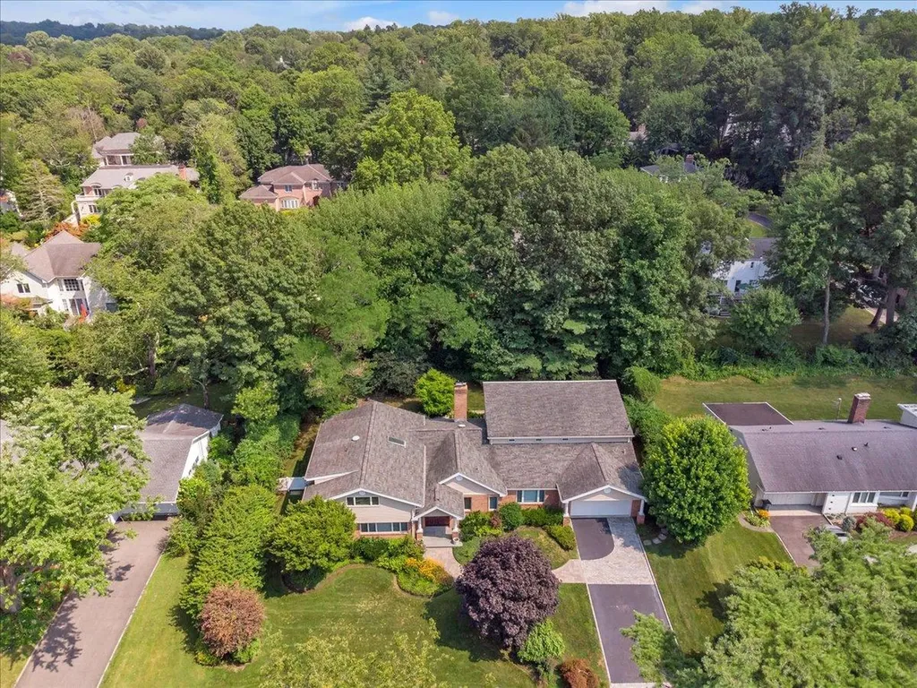 7 Fieldstone Lane Great Neck NY 11020