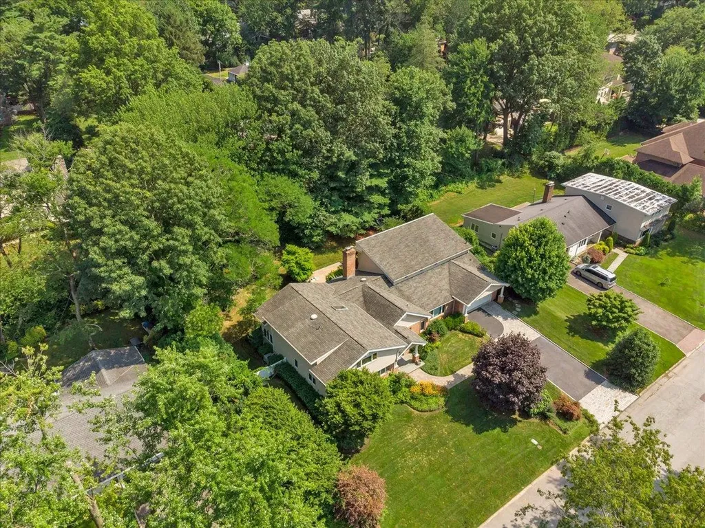 7 Fieldstone Lane Great Neck NY 11020