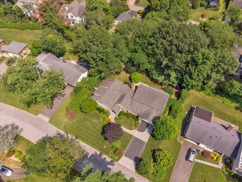 7 Fieldstone Lane Great Neck NY 11020