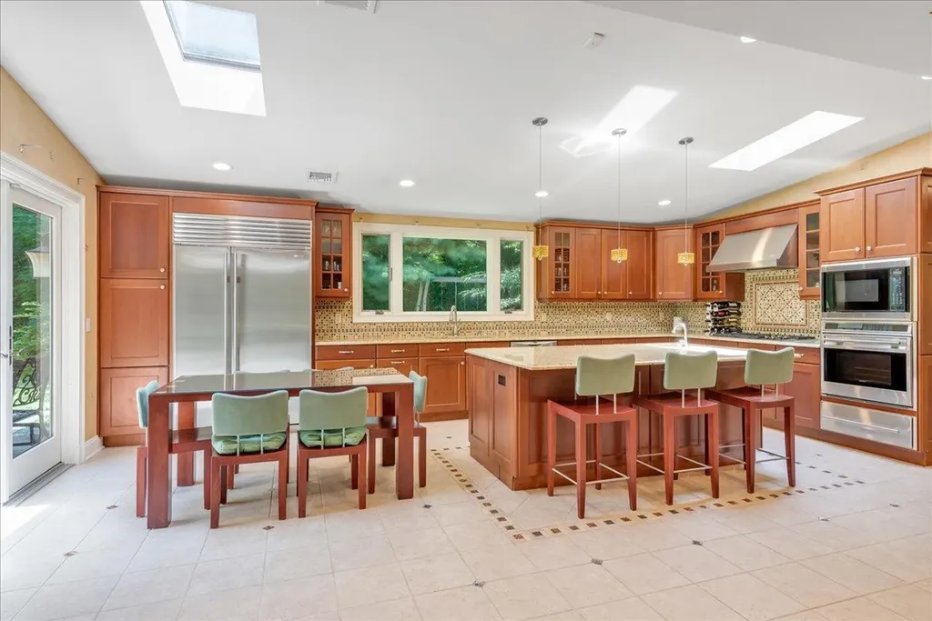 7 Fieldstone Lane Great Neck NY 11020