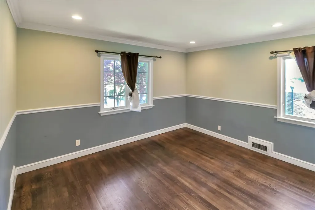 6 Nottingham Place Great Neck NY 11023