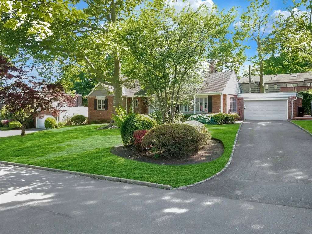 6 Nottingham Place Great Neck NY 11023