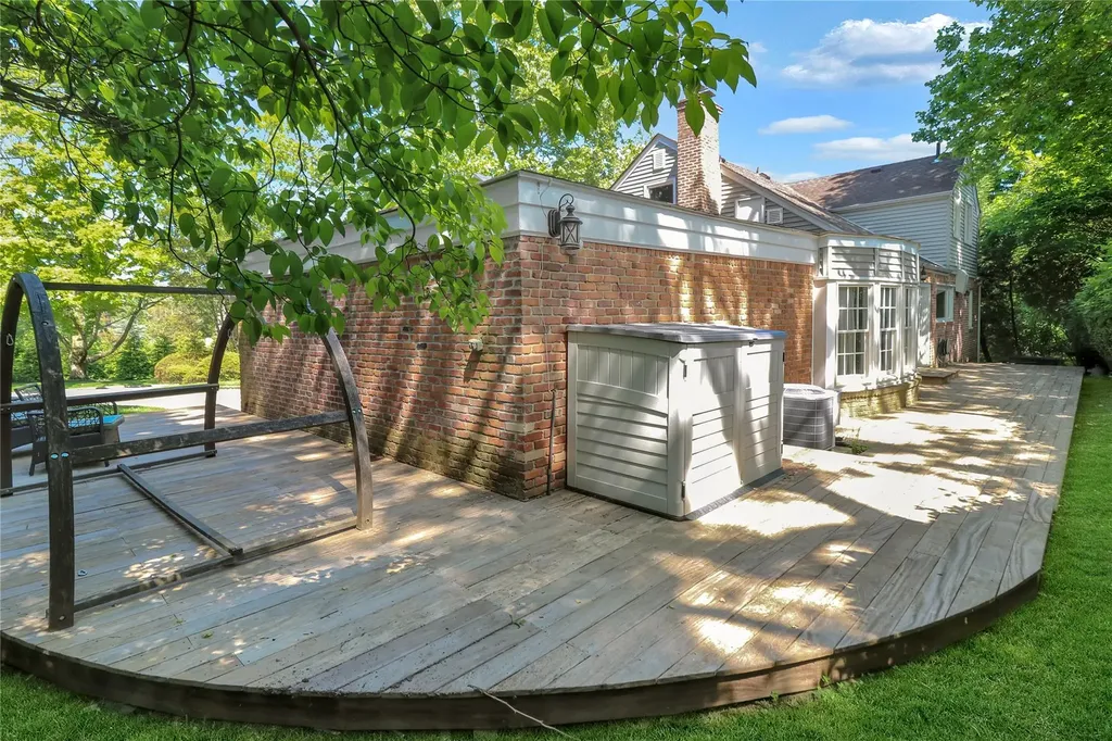 6 Nottingham Place Great Neck NY 11023