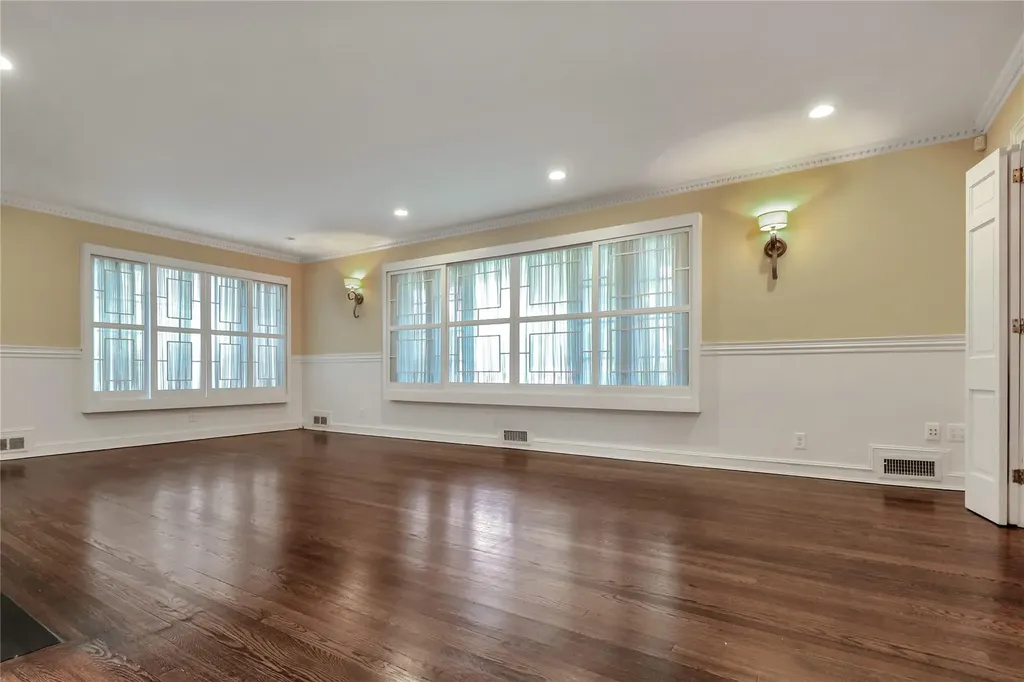6 Nottingham Place Great Neck NY 11023