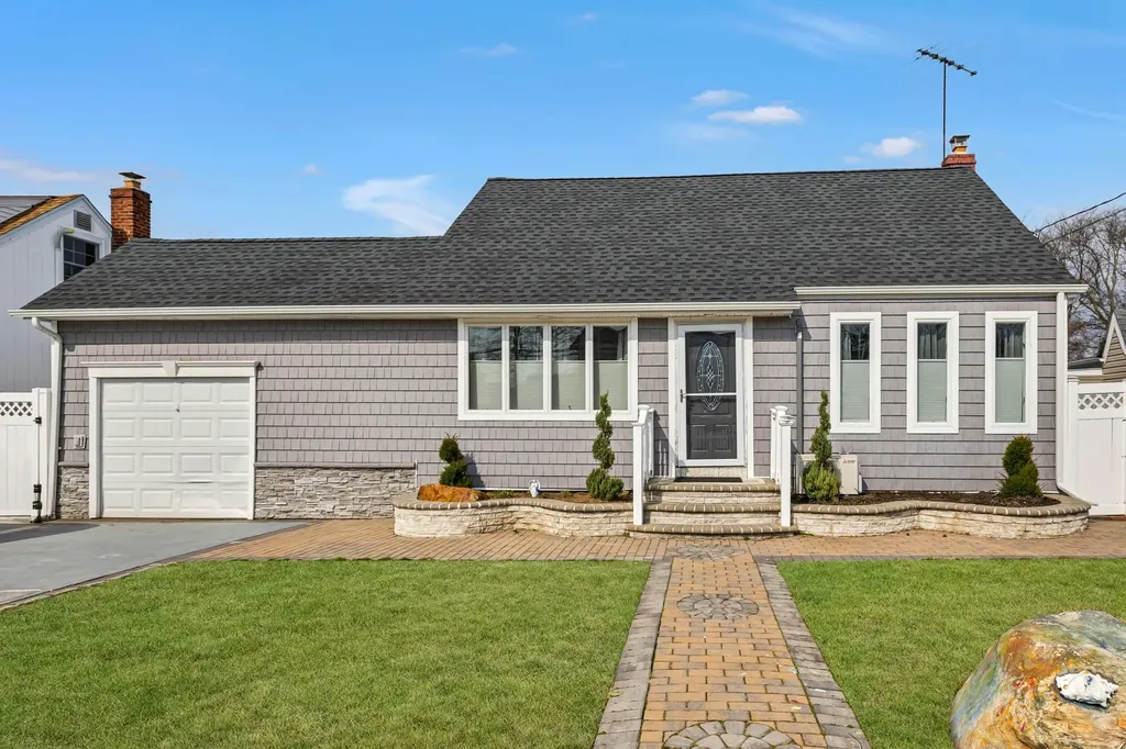 238 35th Street Babylon NY 11757