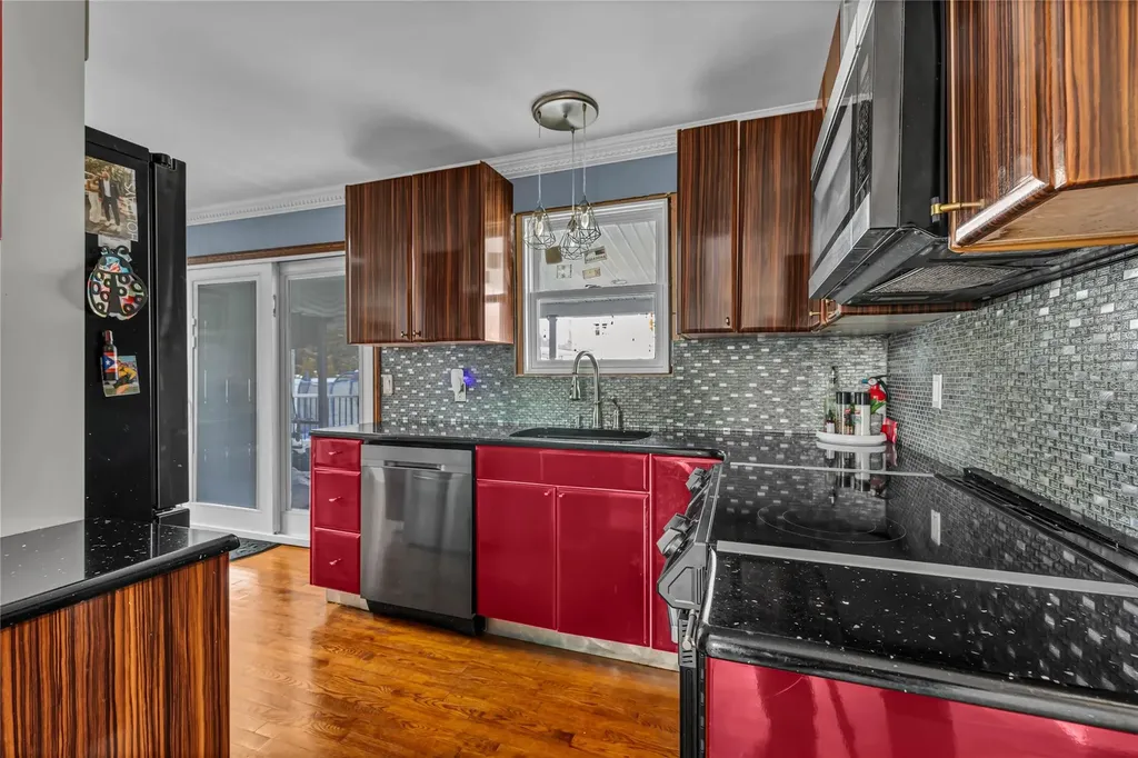238 35th Street Lindenhurst NY 11757