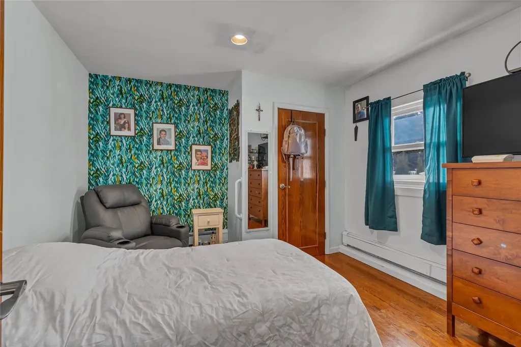 238 35th Street Lindenhurst NY 11757